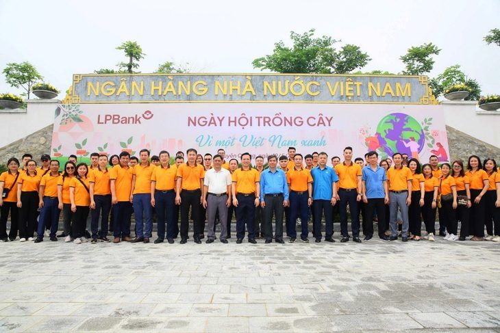 Cùng LPBank phủ xanh Việt Nam trong Ngày hội trồng cây năm 2024- Ảnh 1. Ngày 19-5, đại diện lãnh đạo LPBank, lãnh đạo công đoàn Ngân hàng Nhà nước triển khai "Ngày hội trồng cây - Vì một Việt Nam xanh" tại Khu di tích lịch sử ngành ngân hàng Việt Nam - Ảnh: LPBank