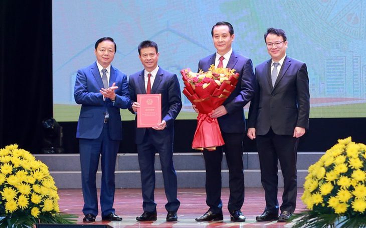 Công bố quy hoạch Vĩnh Phúc thời kỳ 2021-2030, tầm nhìn 2050- Ảnh 1. Phó thủ tướng Trần Hồng Hà trao quyết định phê duyệt quy hoạch tỉnh Vĩnh Phúc thời kỳ 2021 - 2030, tầm nhìn đến năm 2050 cho Phó bí thư thường trực Tỉnh ủy Vĩnh Phúc Phạm Hoàng Anh (thứ 2 từ phải sang) và Phó chủ tịch UBND tỉnh Vĩnh Phúc Vũ Chí Giang (thứ 3 từ phải sang) - Ảnh: VGP